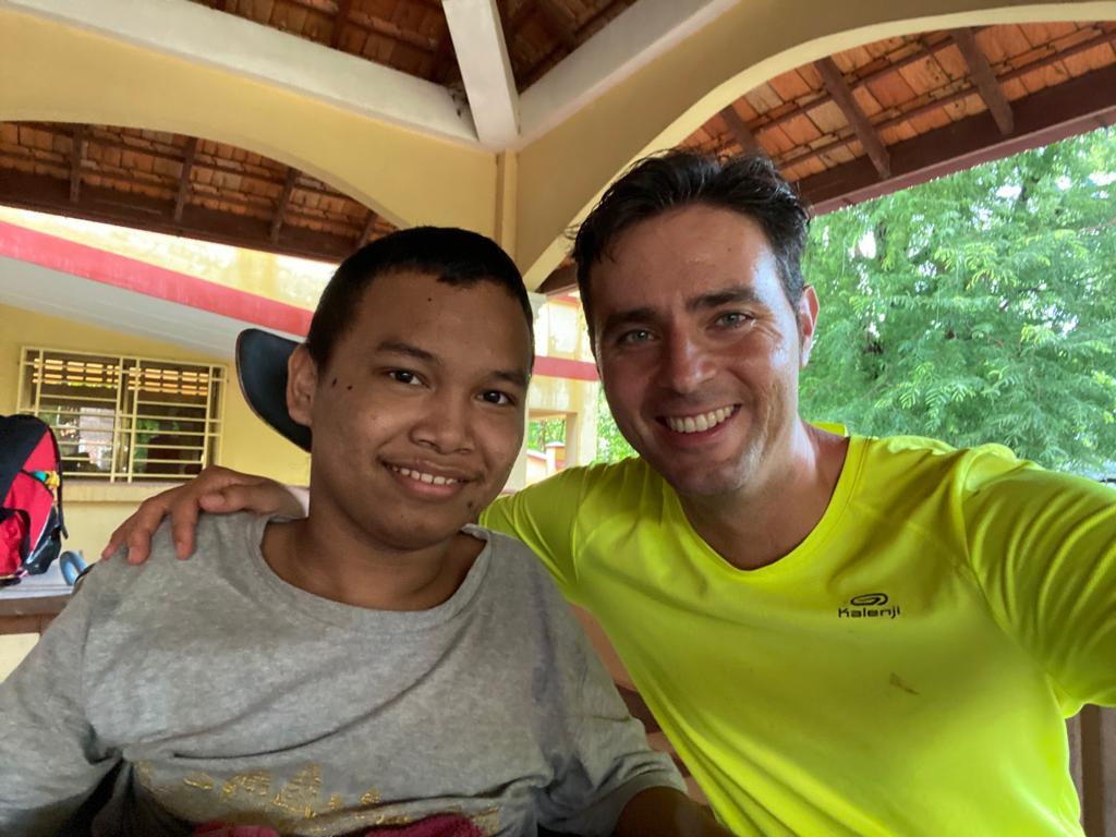 Alan junto a Con Chetra, un chico discapacitado por causa de las minas