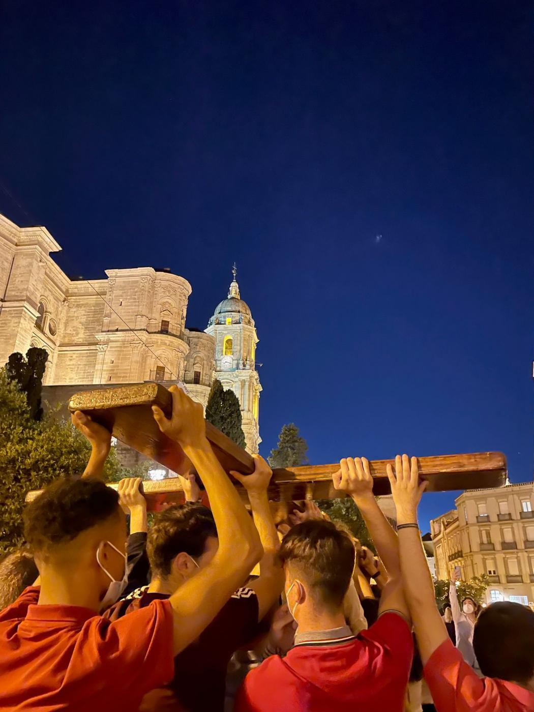 Recorrido de la Cruz y el Icono de la Juventud en Málaga