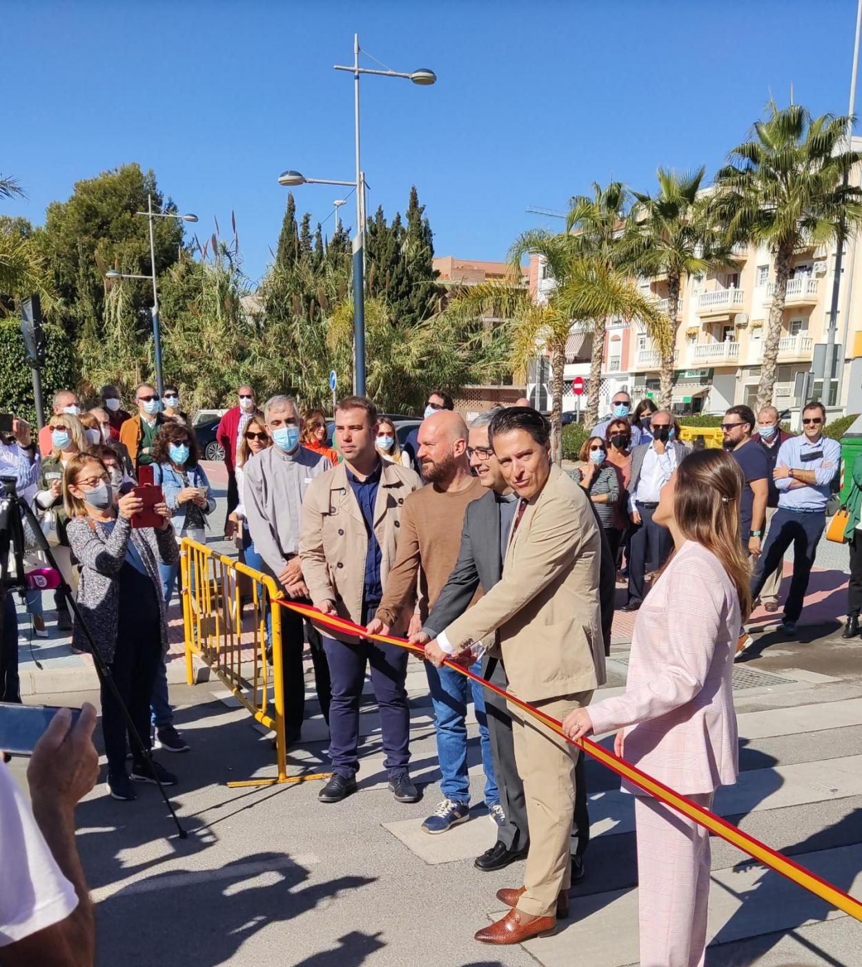 Se descubre la placa con el nombre de la calle dedicada a Salvador Gil // C. SUÁREZ