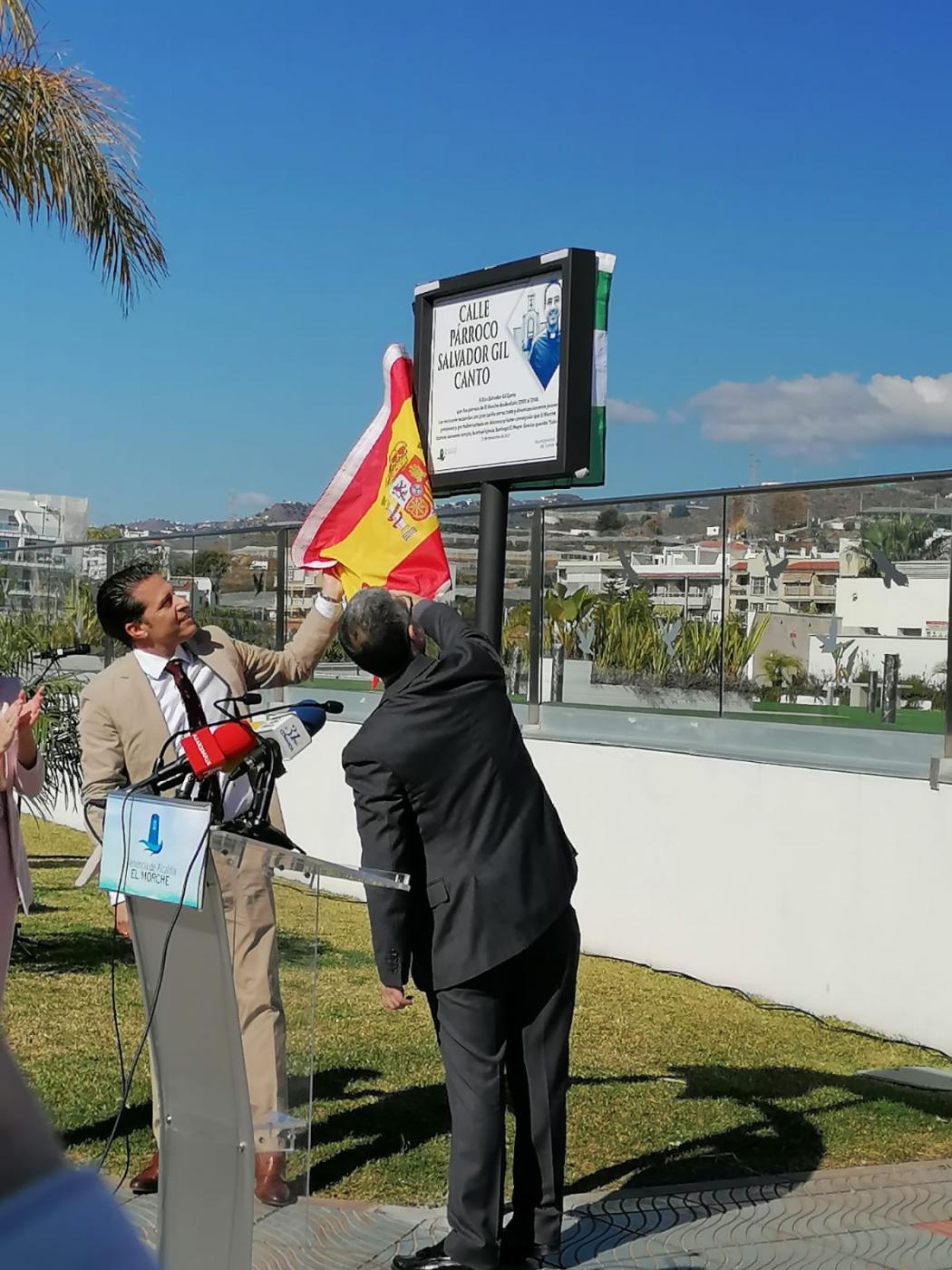 Se descubre la placa con el nombre de la calle dedicada a Salvador Gil // C. SUÁREZ