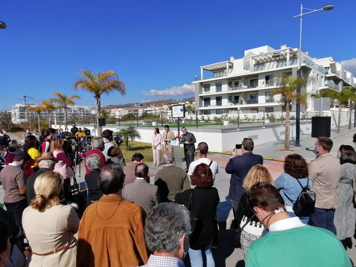Se descubre la placa con el nombre de la calle dedicada a Salvador Gil // C. SUÁREZ