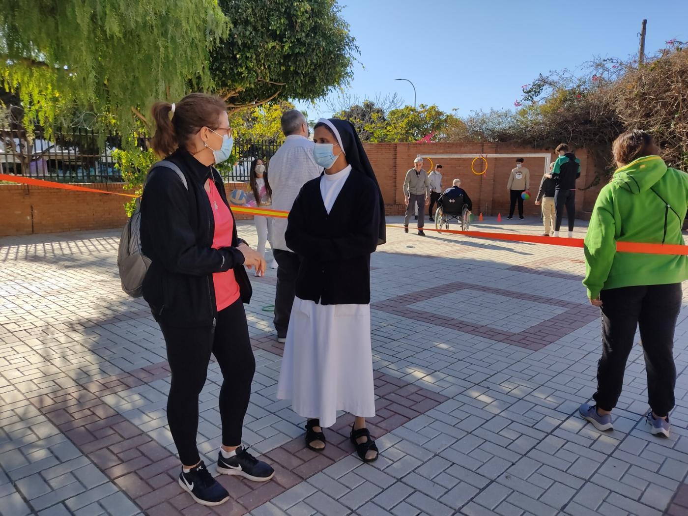 La profesora del Instituto Fernando de los Ríos, Elena Blázquez junto a la hermana franciscana clarisa Lizy María// J. DE LA MORENA