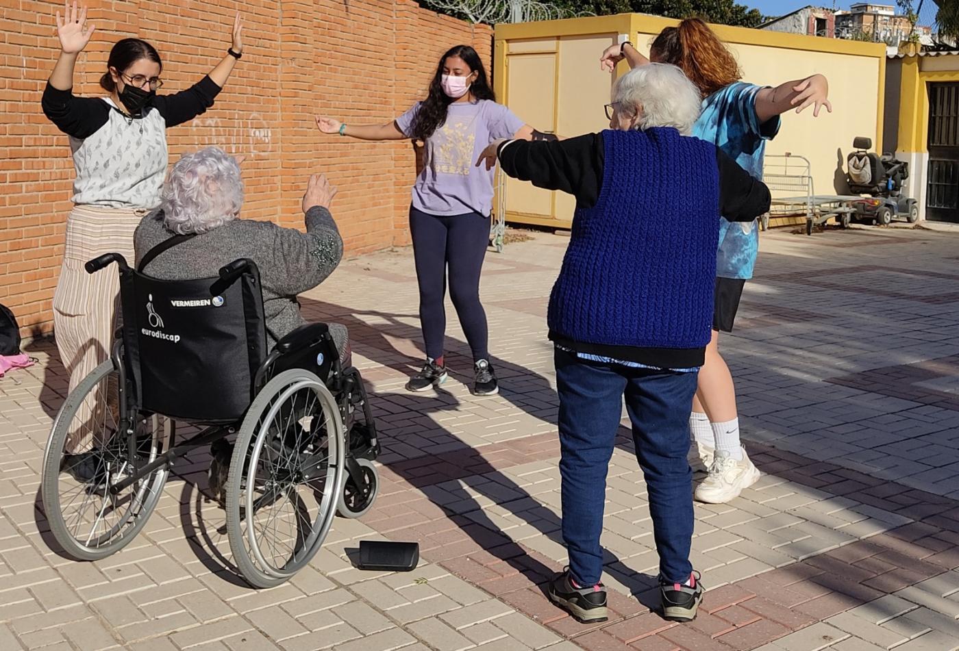 Alumnos del Grado Superior de Animación Socio-deportiva durante sus prácticas en el Cottolengo de Málaga// J. DE LA MORENA