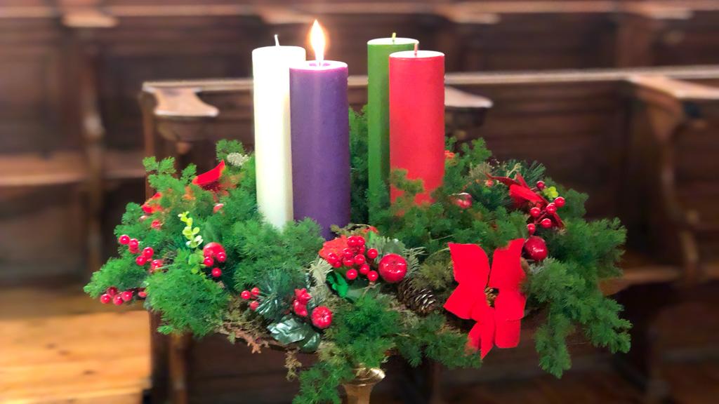 ¿Sabías qué significan los símbolos de la corona de Adviento?