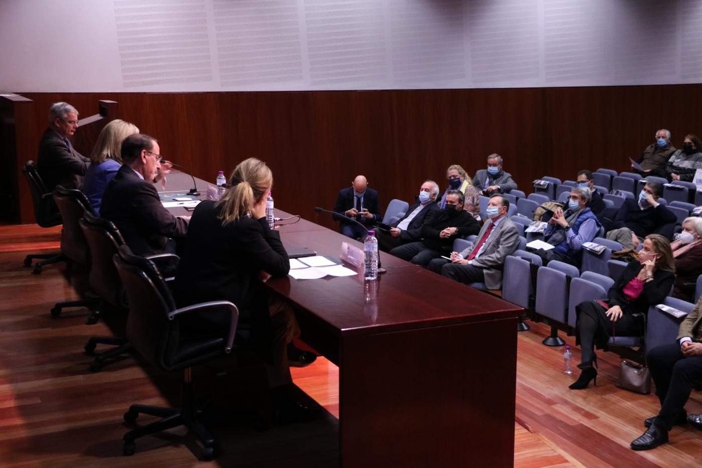 Mesa redonda en la Semana Social celebrada en Sevilla