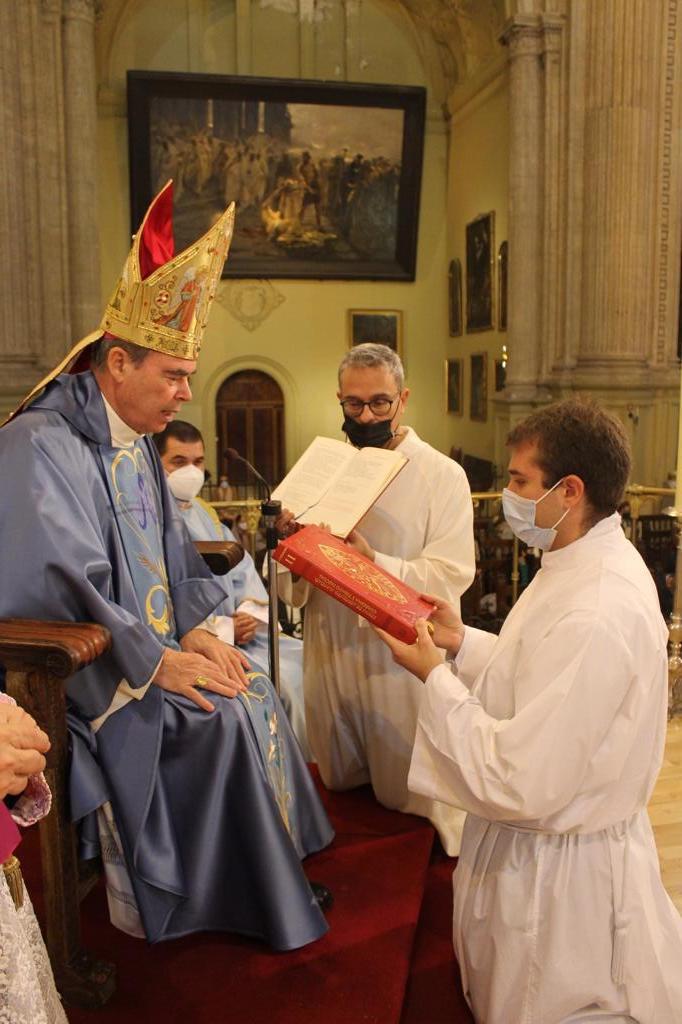 Javier Villanueva recibe el ministerio del lectorado de manos del Sr. Obispo, en la Catedral de Málaga