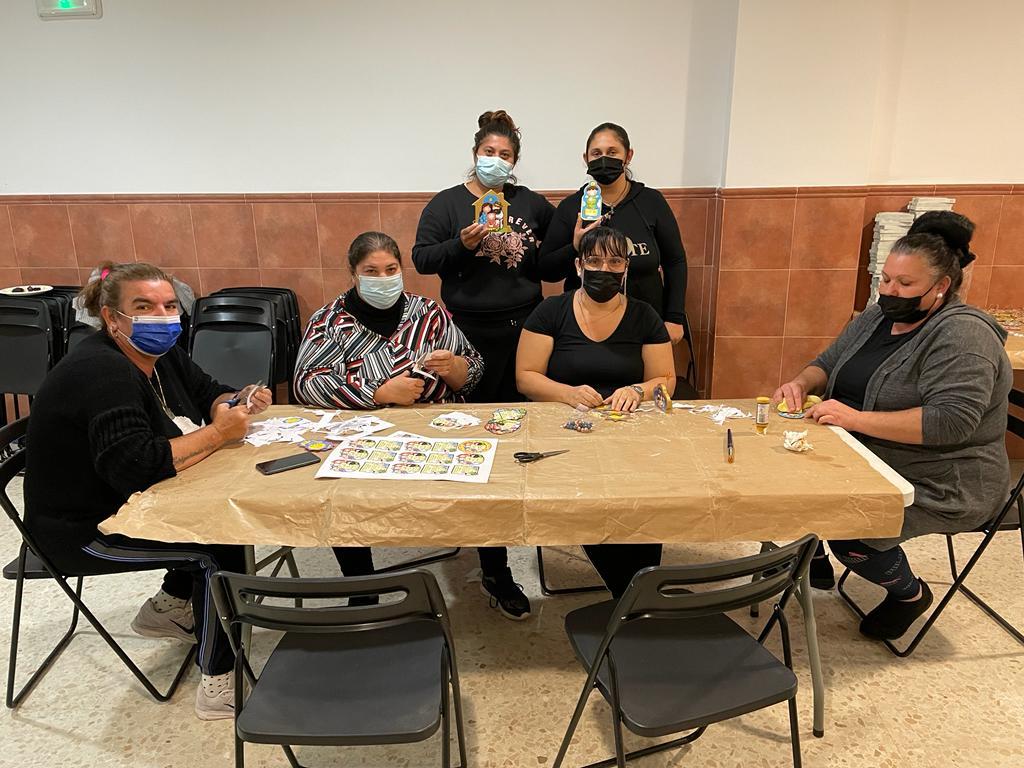 Las mujeres del taller Keli Majari trabajando en el Centro Mies, en en barrio de la Trinidad // E. LLAMAS