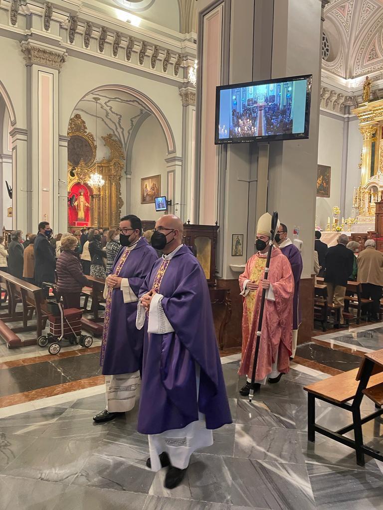 El Obispo bendice el nuevo retablo del Corpus Christi