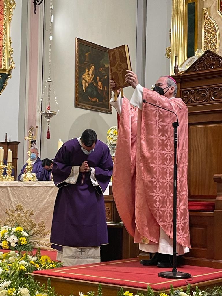 El Obispo bendice el nuevo retablo del Corpus Christi