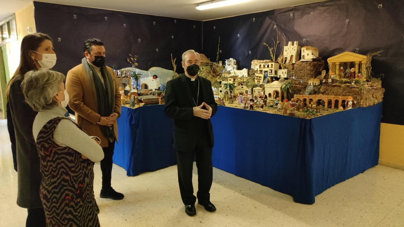 El director, Antonio Lara, muestra el Belén al Sr. Obispo