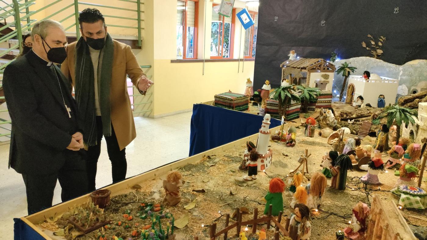 Paqui Muriel, durante su clase, antes de recibir la visita sorpresa del Obispo