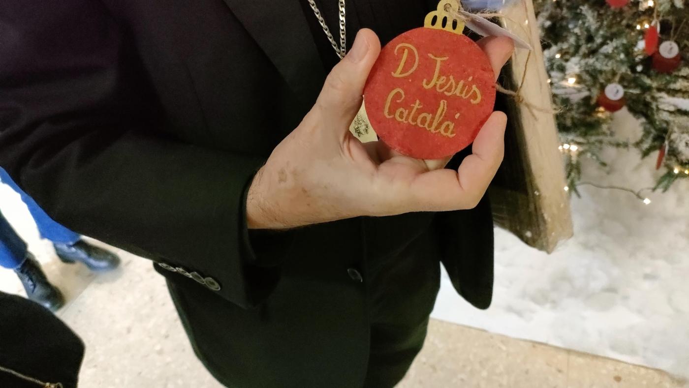 La profesora recibe el cariño de sus compañeros