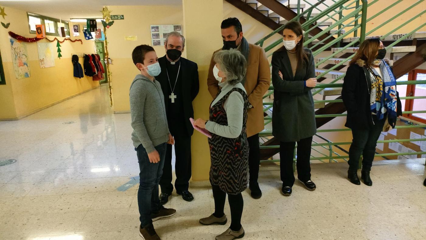 El obispo de Málaga a Paqui Muriel, profesora de Religión: «Hemos venido aquí a darte las gracias»