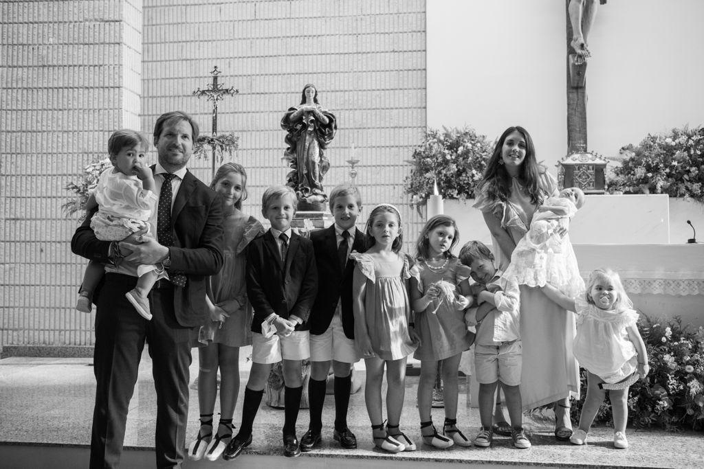 El pequeño Juan, en brazos de su padre, junto al resto de la familia