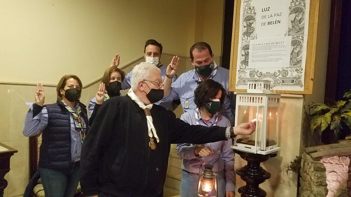 La Luz de la Paz de Belén custodiada por la Hermandad del Sepulcro