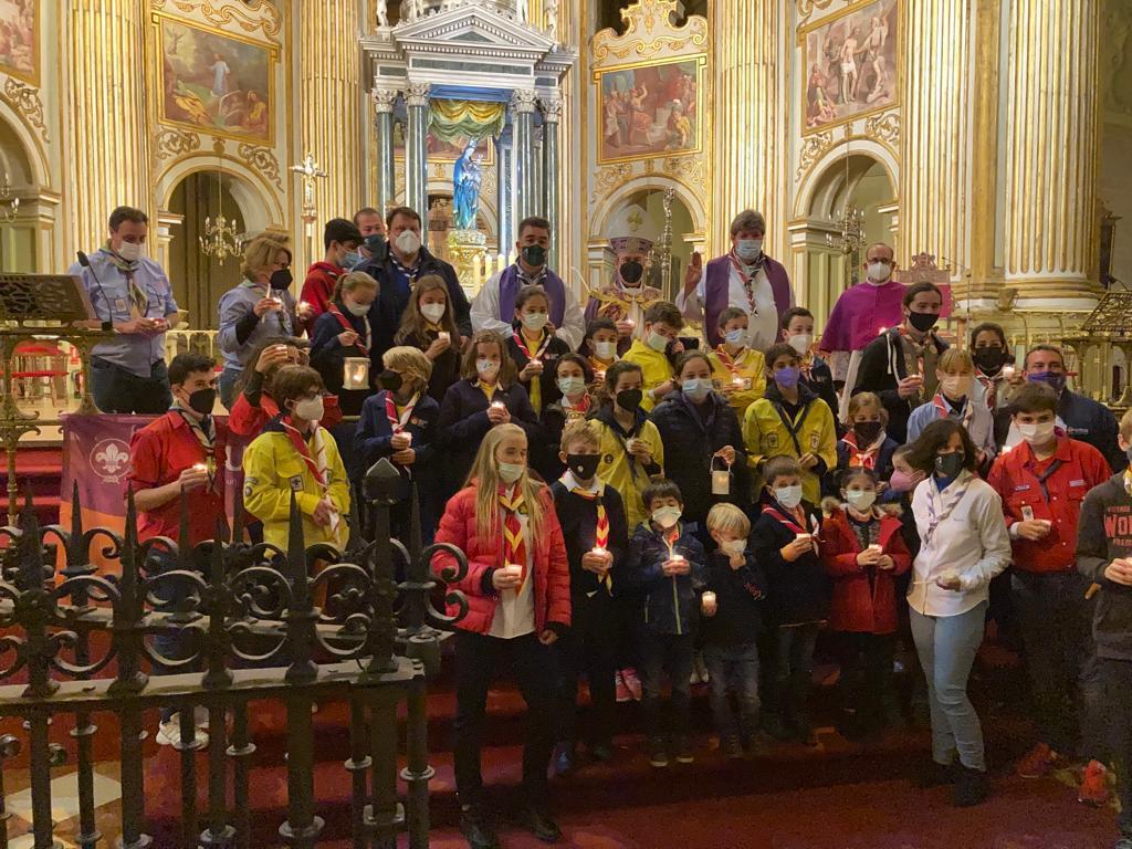Ceremonia de entrega de la Luz de la Paz de Belén en la Catedral de Málaga