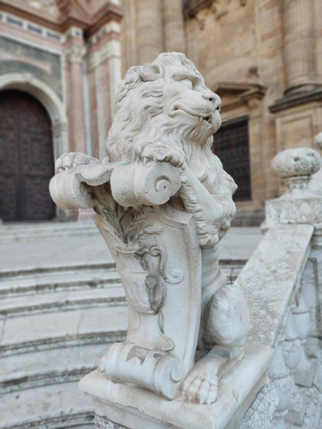 Esculturas de leones que flanquean la fachada principal de la Catedral de Málaga