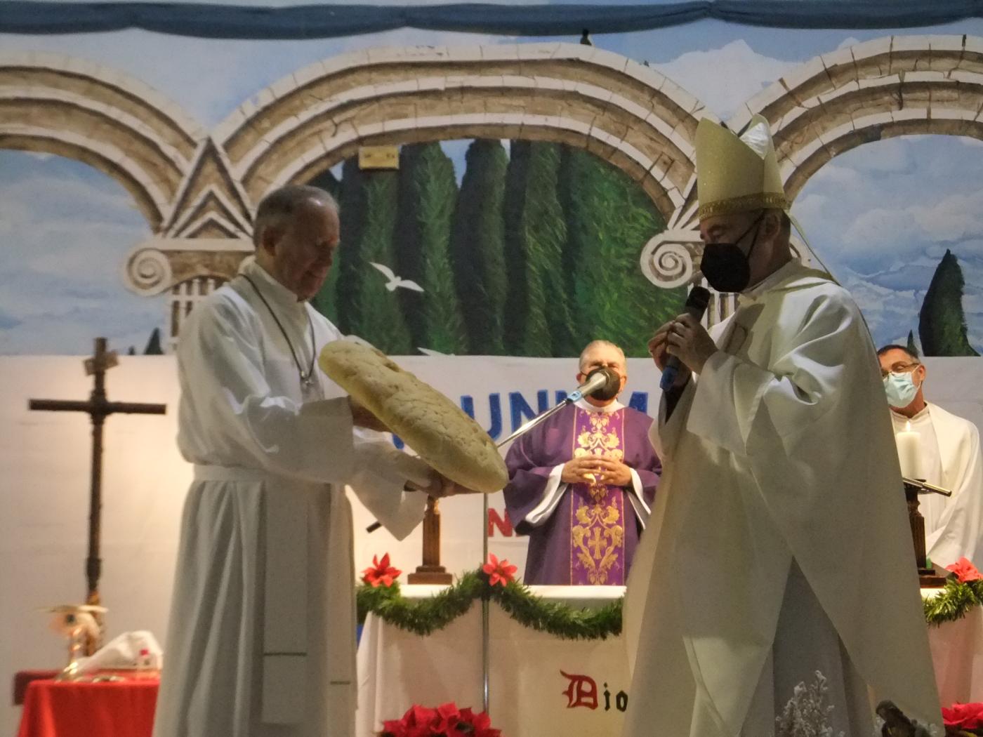 Los internos que trabajan en la Panadería del centro prepararon un gran pan para compartir tras la Eucaristía
