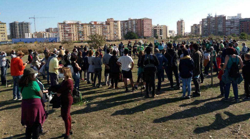 Miembros de la HOAC participan en la plantación y limpieza del próximo bosque urbano de Málaga