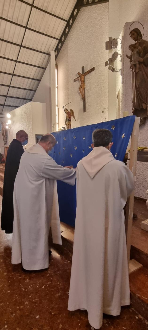 Oración en la ermita de San Miguel, en Mijas Costa