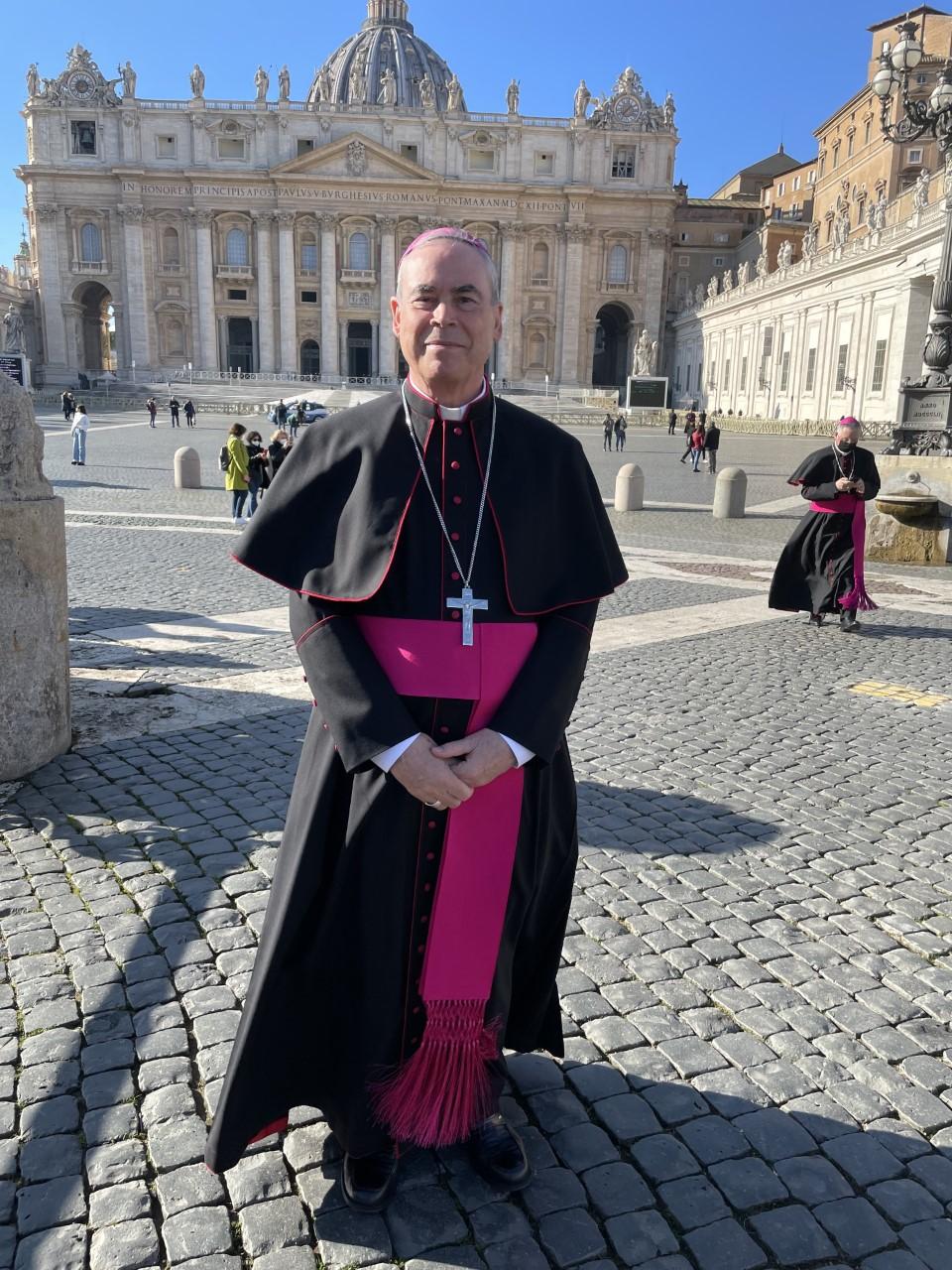 D. Jesús, en la plaza de San Pedro, tras la audiencia con el papa (21 de enero)