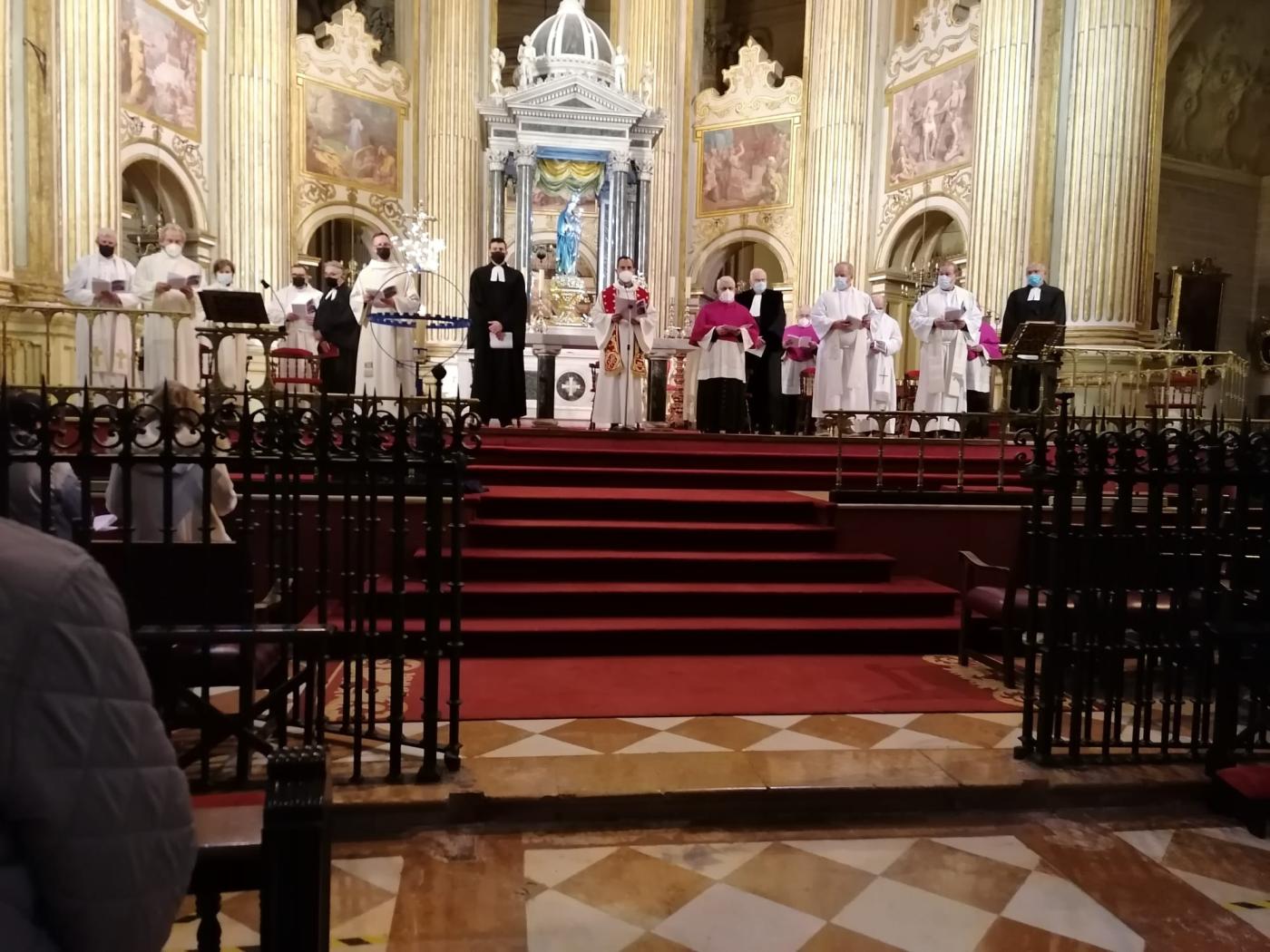 Oración en la Catedral de Málaga