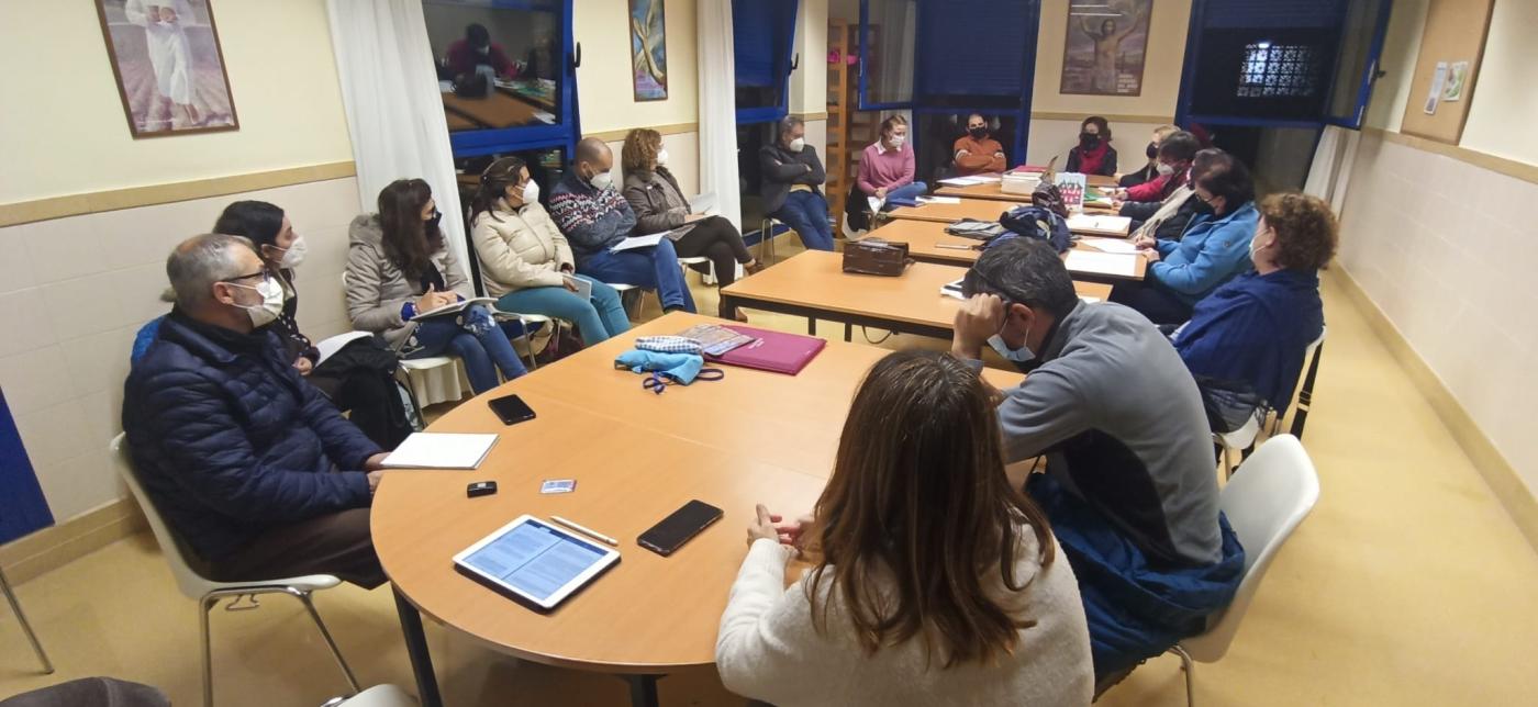 Grupo trabajando la sinodalidad en la parroquia de Los Ángeles
