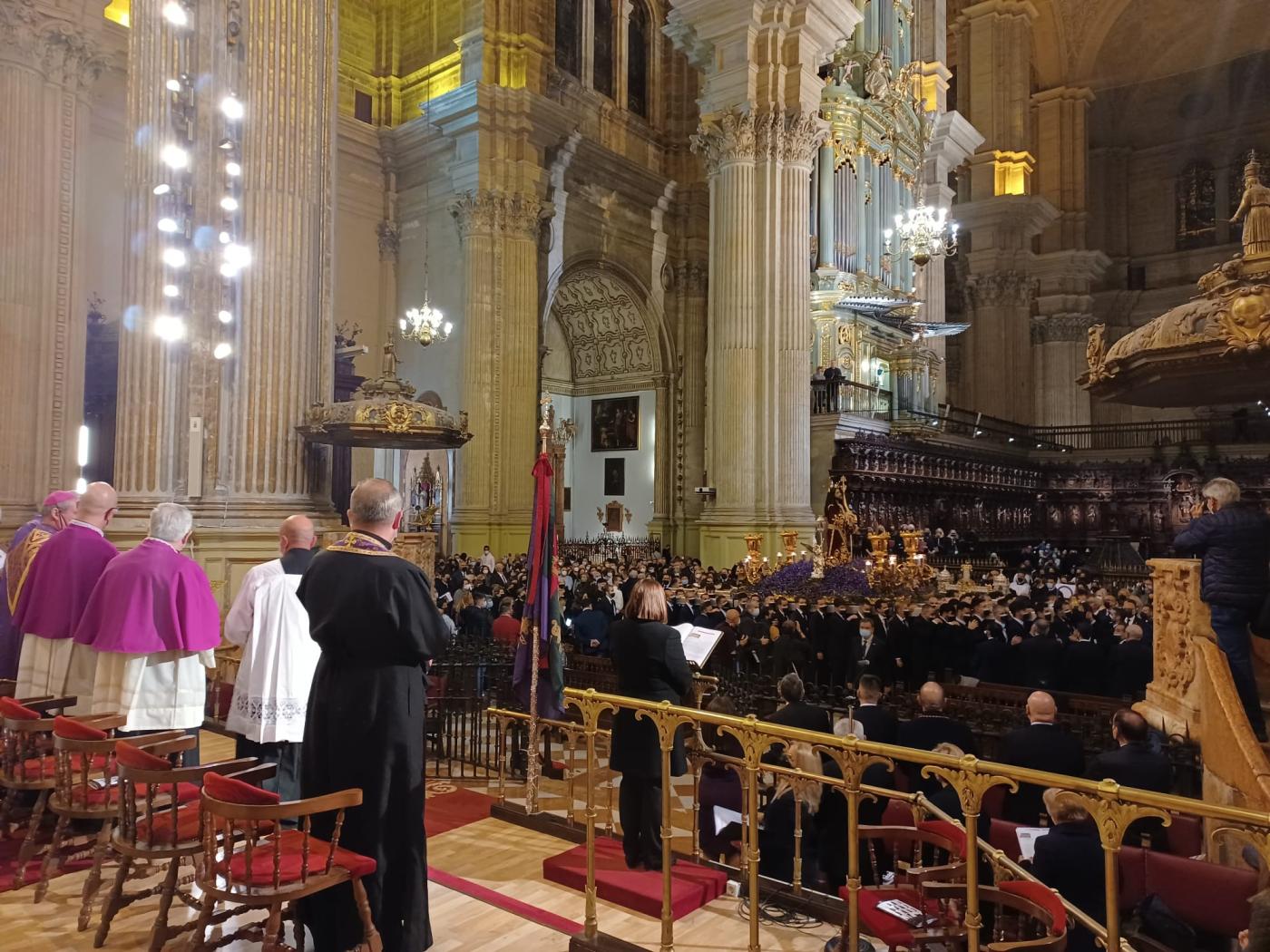 El pueblo ucraniano presente en el Vía Crucis celebrado en la Catedral