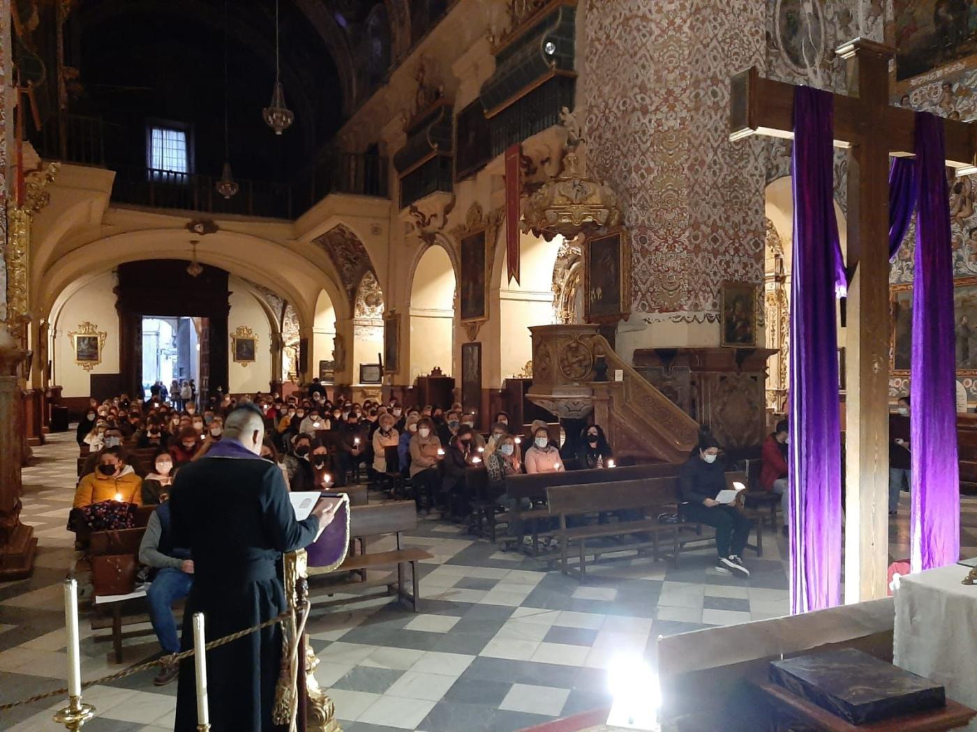 Jóvenes del arciprestazgo de Antequera participan en un Via Crucis por Ucrania