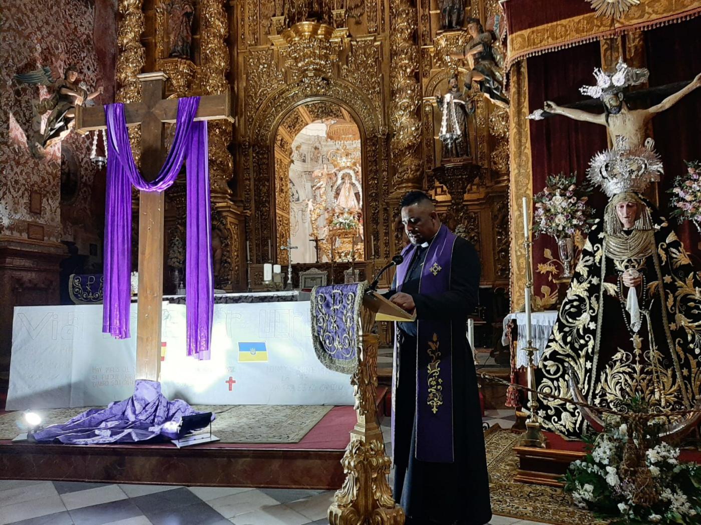 Vía Crucis por la Paz en Ucrania organizado por los jóvenes del arciprestazgo de Antequera