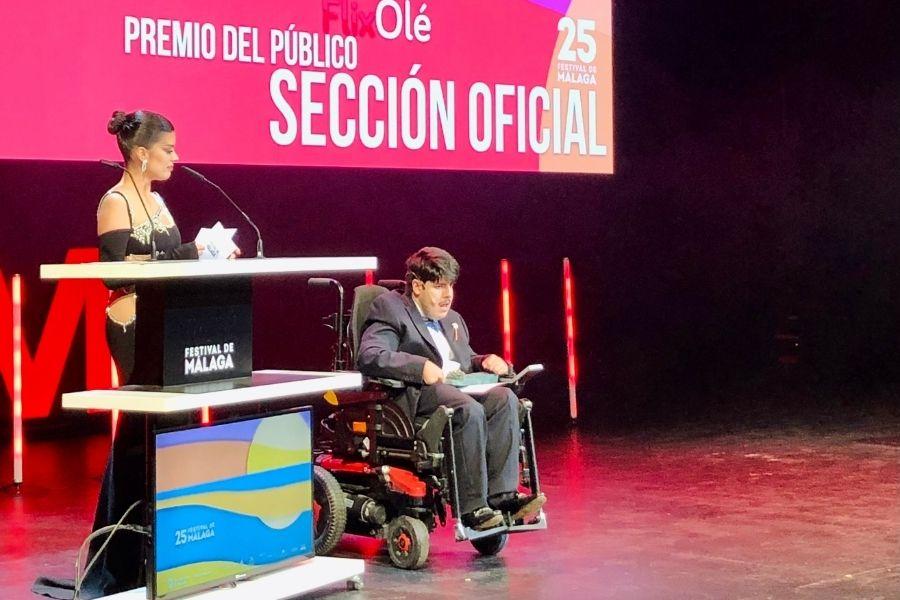Guille entrega el premio del público en el festival de Cine de Málaga