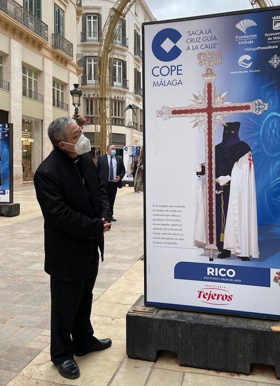 Inauguración de la exposición 'COPE Málaga saca la cruz guía a la calle' en calle Larios // E. LLAMAS