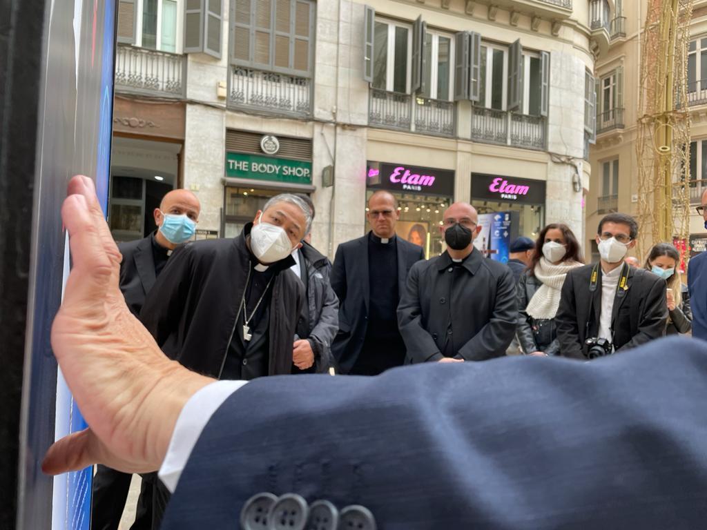 Inauguración de la exposición 'COPE Málaga saca la cruz guía a la calle' en calle Larios // E. LLAMAS