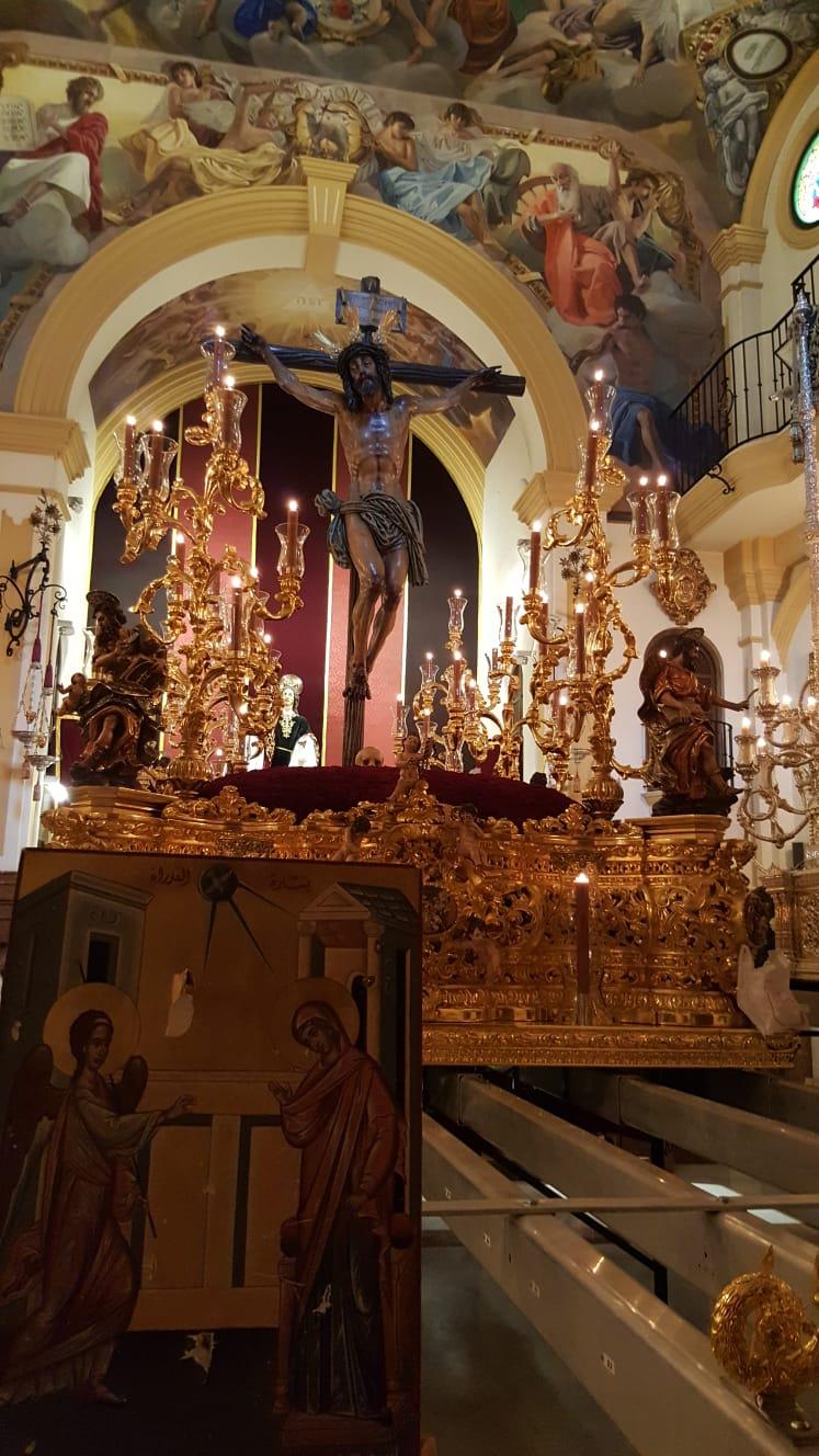 El icono ante el Cristo de la Agonía de la hermandad de Las Penas