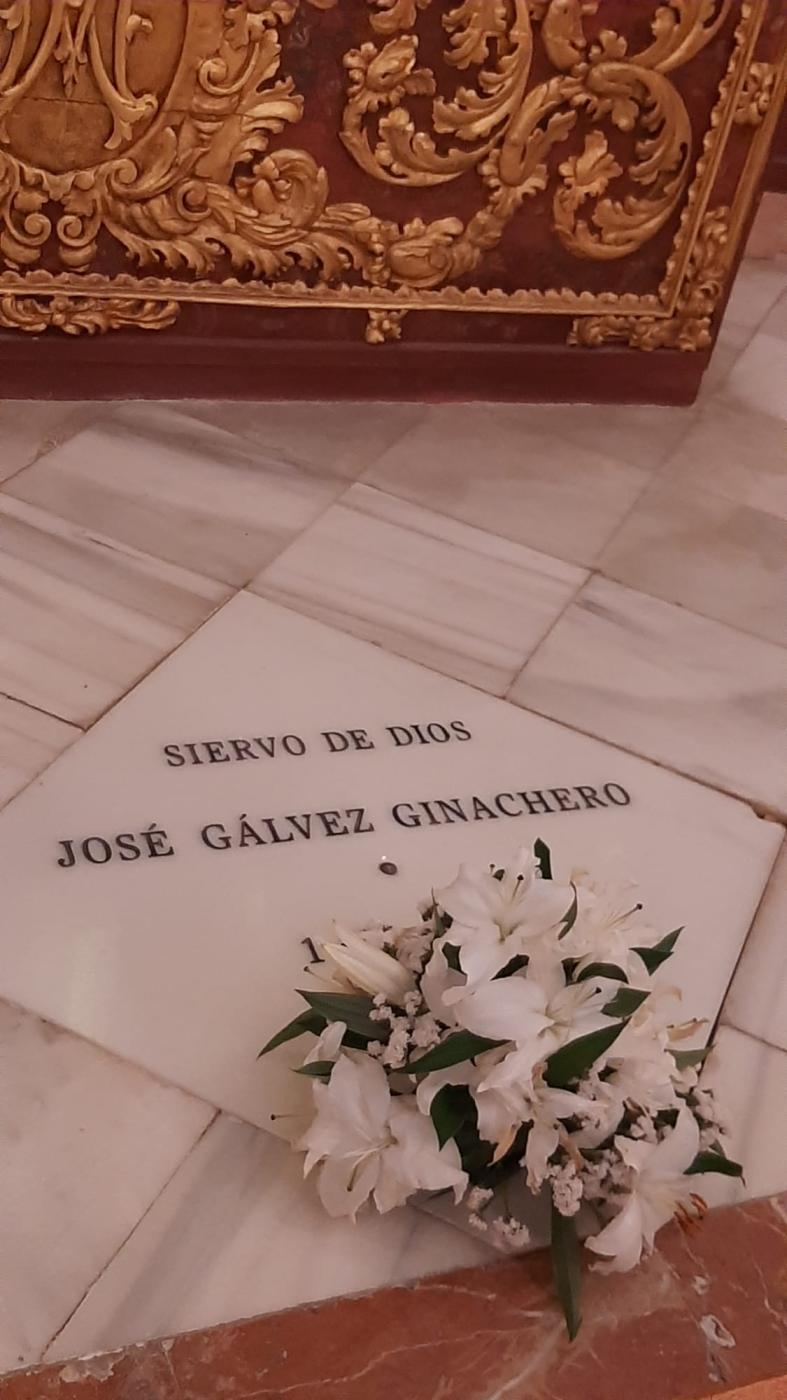 Placa que recuerda el lugar donde reposan los restos del Doctor José Gálvez Ginachero en la Basílica de la Victoria