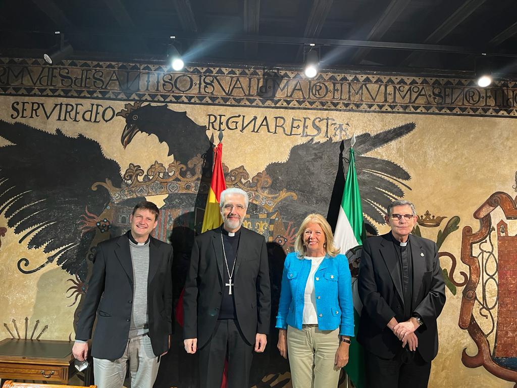 La alcaldesa de Marbella, Ángeles Martín, saludó al Luis Marín de San Martín, OSA, subsecretario del Sínodo de los Obispos