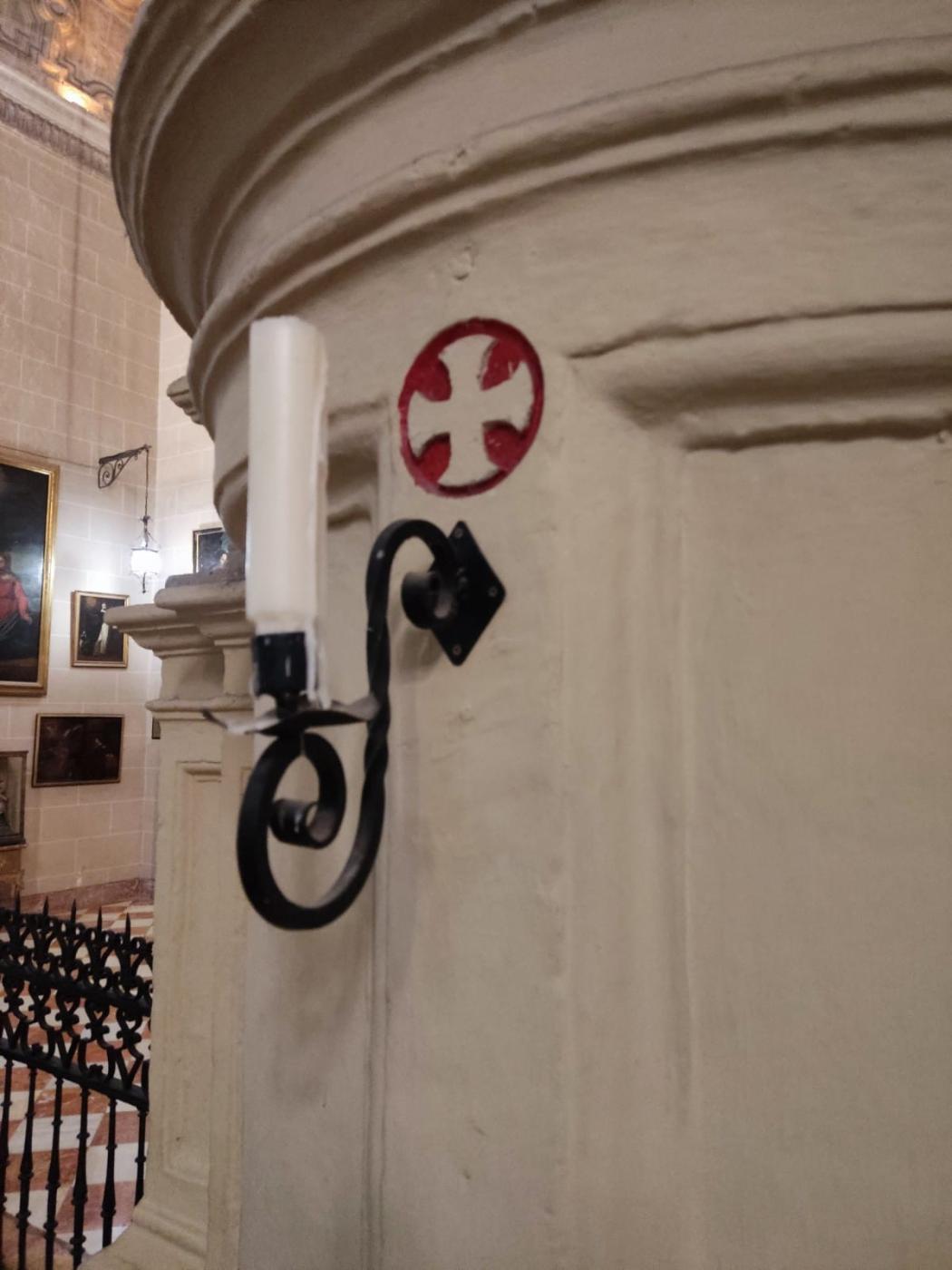 Cruces que conmemoran la consagración de la Catedral de Málaga el 31 de agosto de 1588