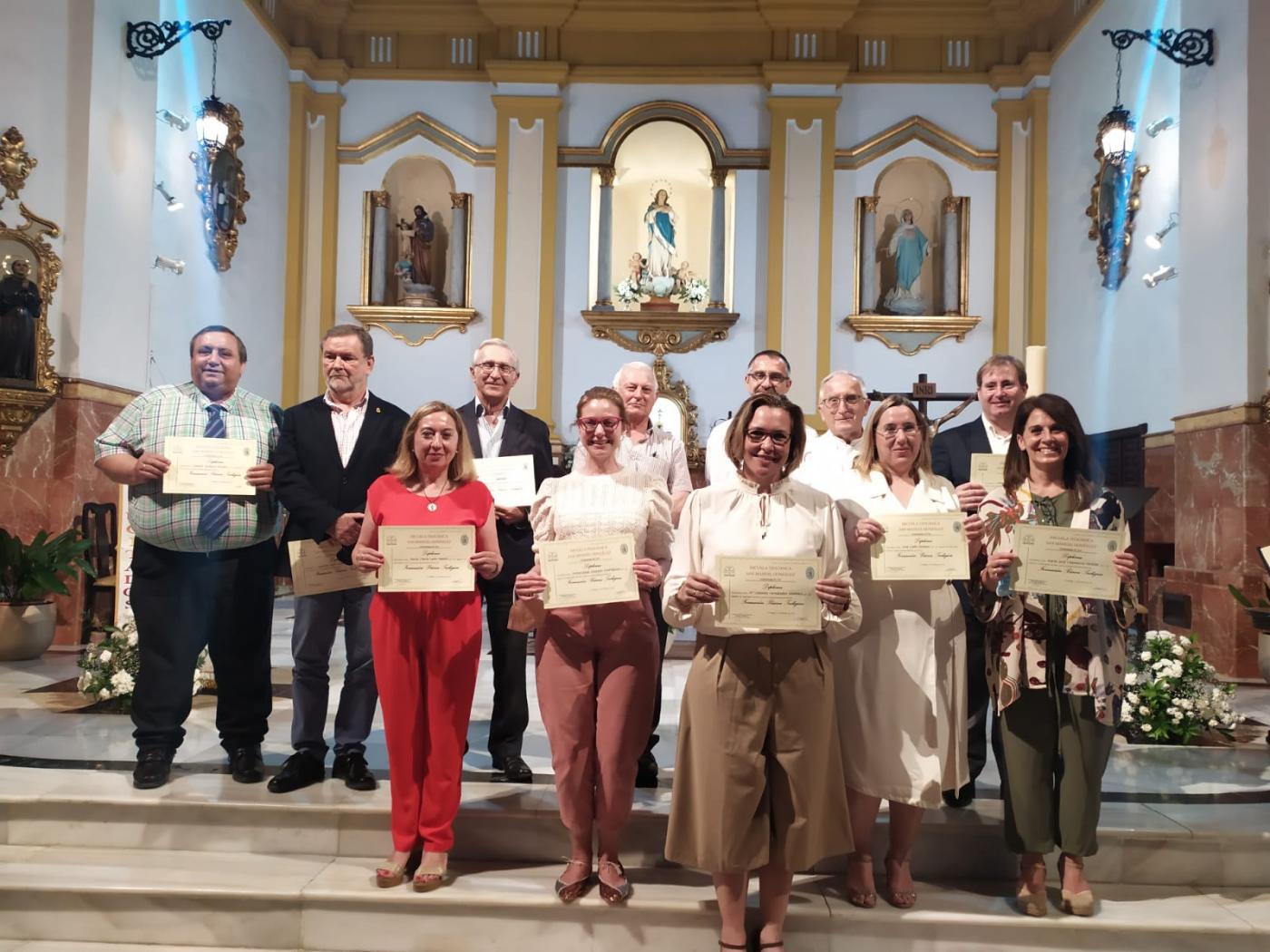 Alumnos de la Escuela Teológica en su sede del arciprestazgo de Coín, con su diploma