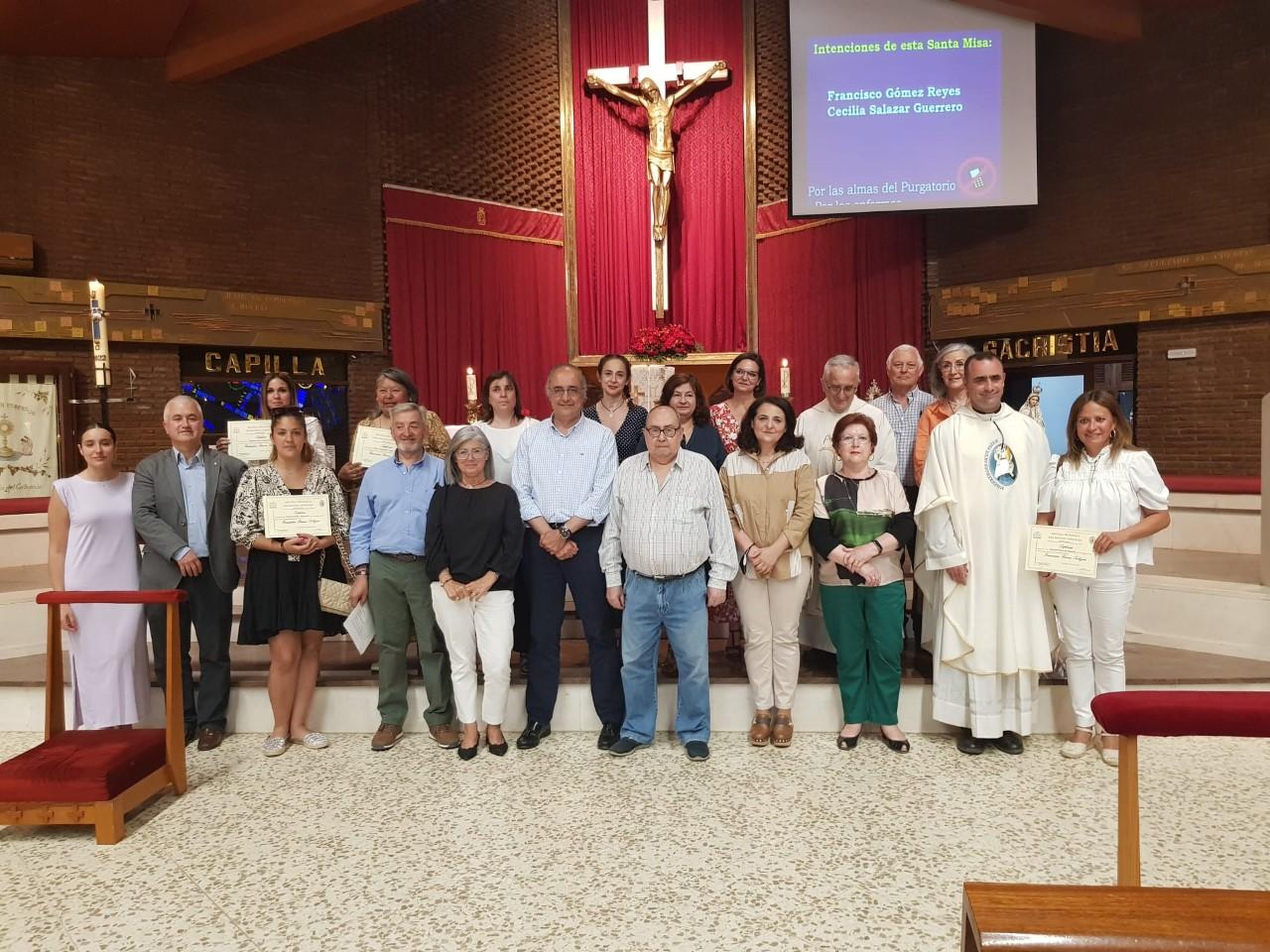 Alumnos de la Escuela Teológica en su sede de Marbella, con su diploma