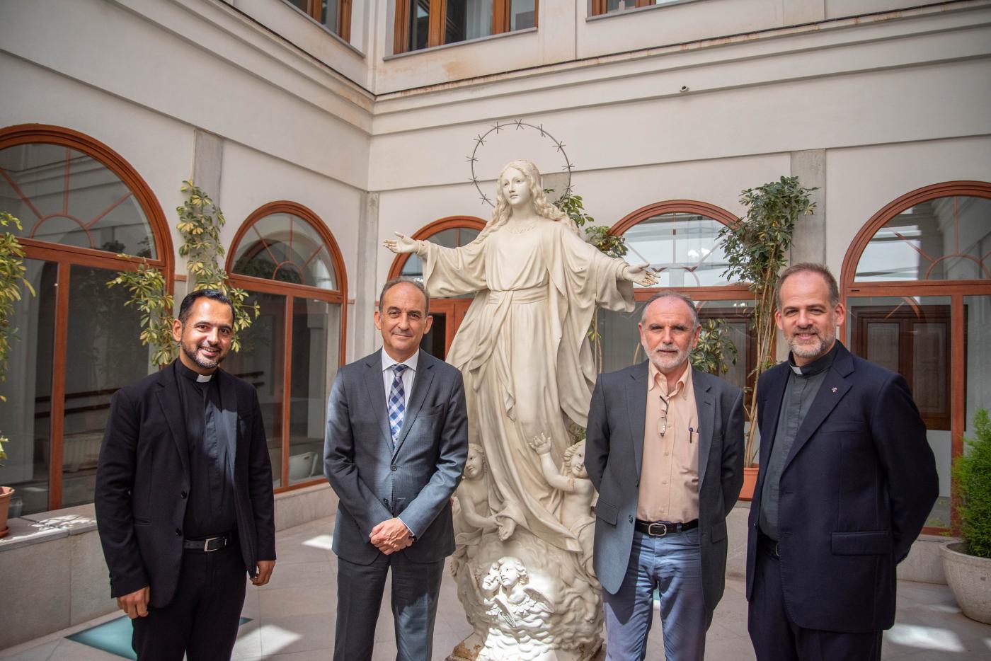 Rafael Vázquez, Gabriel Pérez, Pedro Leiva y Gonzalo Villagrán en el patio del Centro de Estudios Teológicos. FOTO: DANI GARCÍA