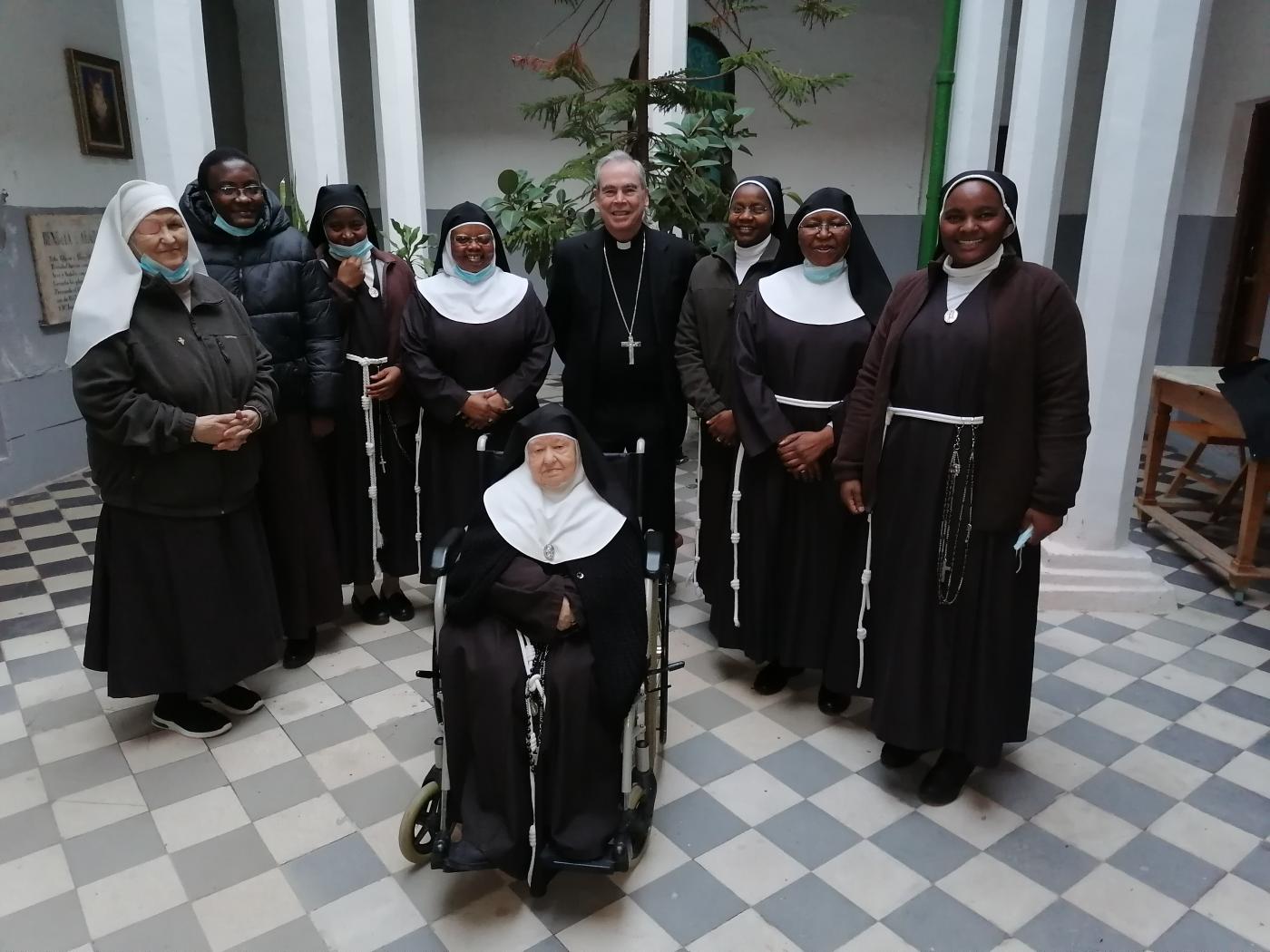 Comunidad de las Clarisas del Monasterio de la Trinidad, junto al Sr. Obispo, D, Jesús Catalá