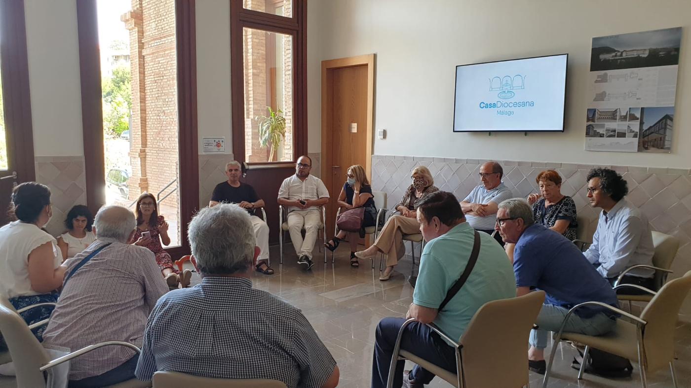 Reunión por grupos en el Encuentro Final de la Fase Diocesana Sinodal celebrado en Casa Diocesana Málaga
