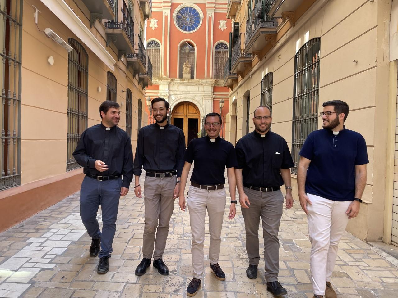 Rafael López, Eduardo Muñoz, Juan Manuel Caracuel, Aaron Benzaquen y Santiago Bremermann en la puerta del Centro de Estudios Teológicos // E. LLAMAS