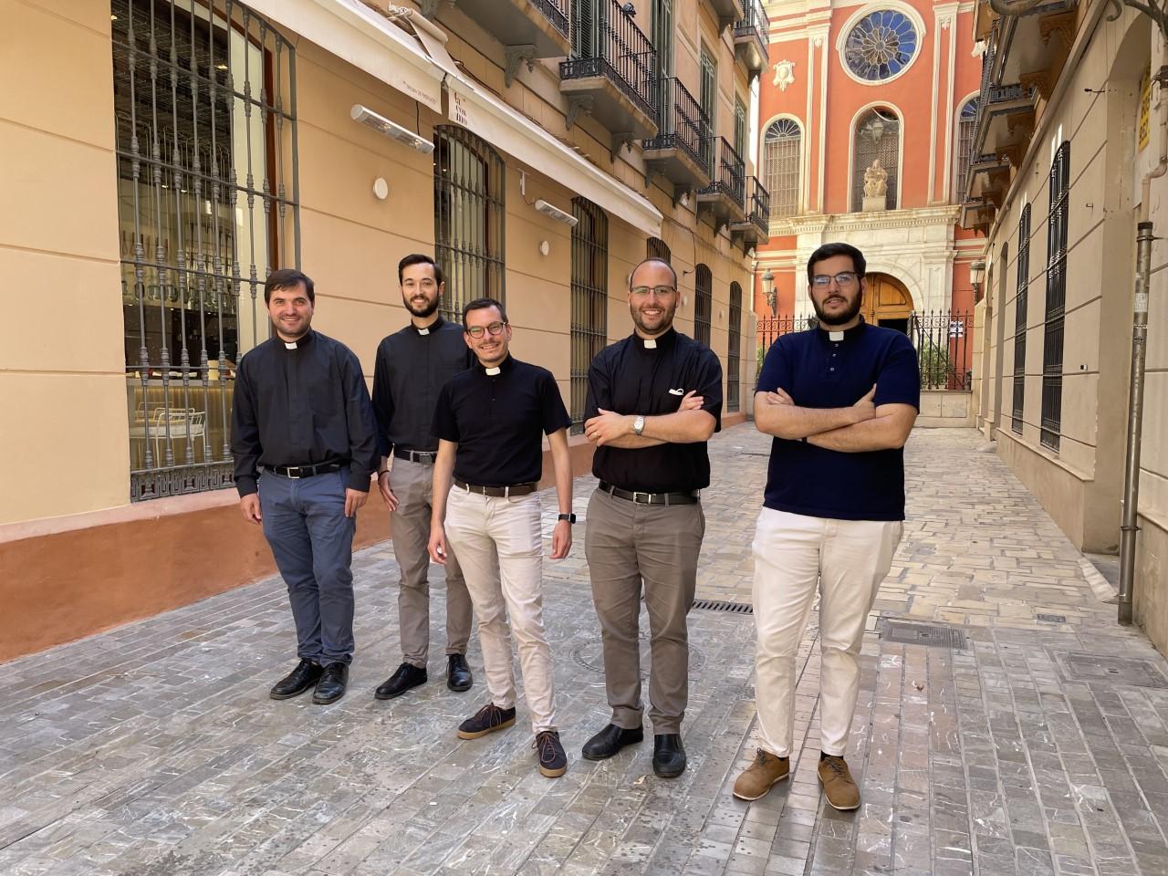 Rafael López, Eduardo Muñoz, Juan Manuel Caracuel, Aaron Benzaquen y Santiago Bremermann en la puerta del Centro de Estudios Teológicos // E. LLAMAS