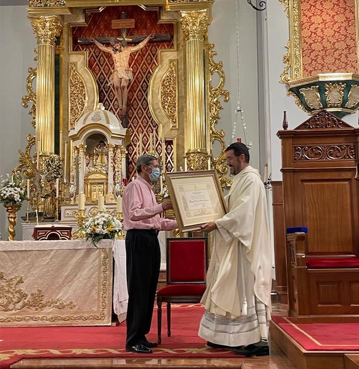 Entrega de la Medalla Pro Ecclesia Malacitana a Miguel Víctor Villar en la parroquia del Corpus Christi