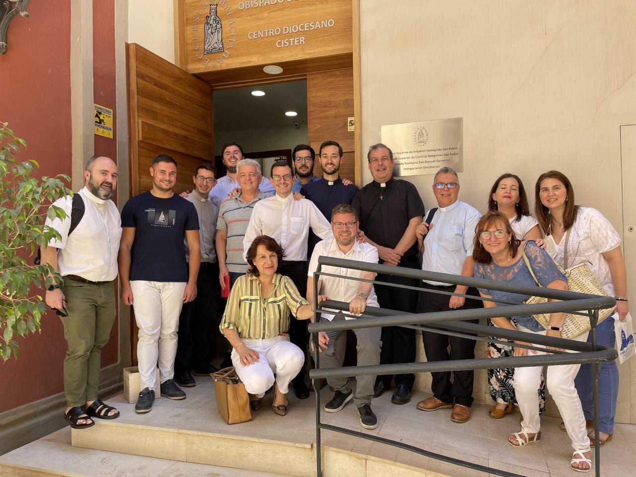 Los cuatro examinados junto a familiares y amigos que los han acompañado // E. LLAMAS