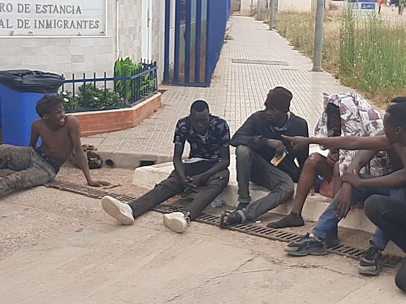 Migrantes esperan en la puerta del Centro de Estancia Temporal de Inmigrantes