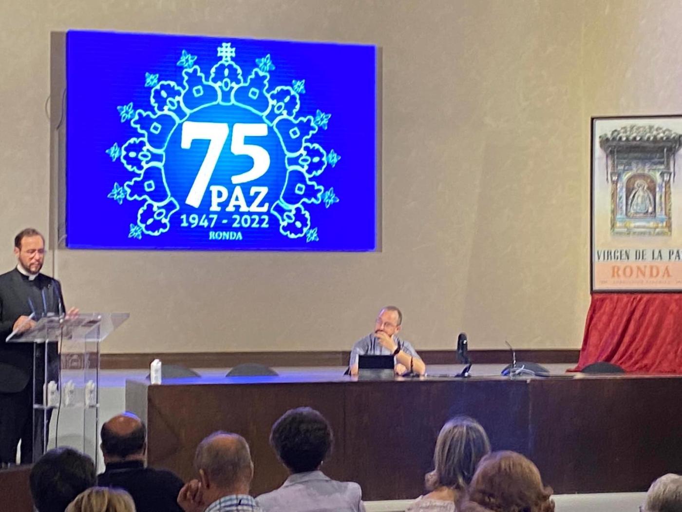 El profesor de Mariología de los centros teológicos diocesanos, José Manuel Llamas, presentado por Salvador Aguilera, antes de su ponencia  en el Congreso Mariano de Ronda