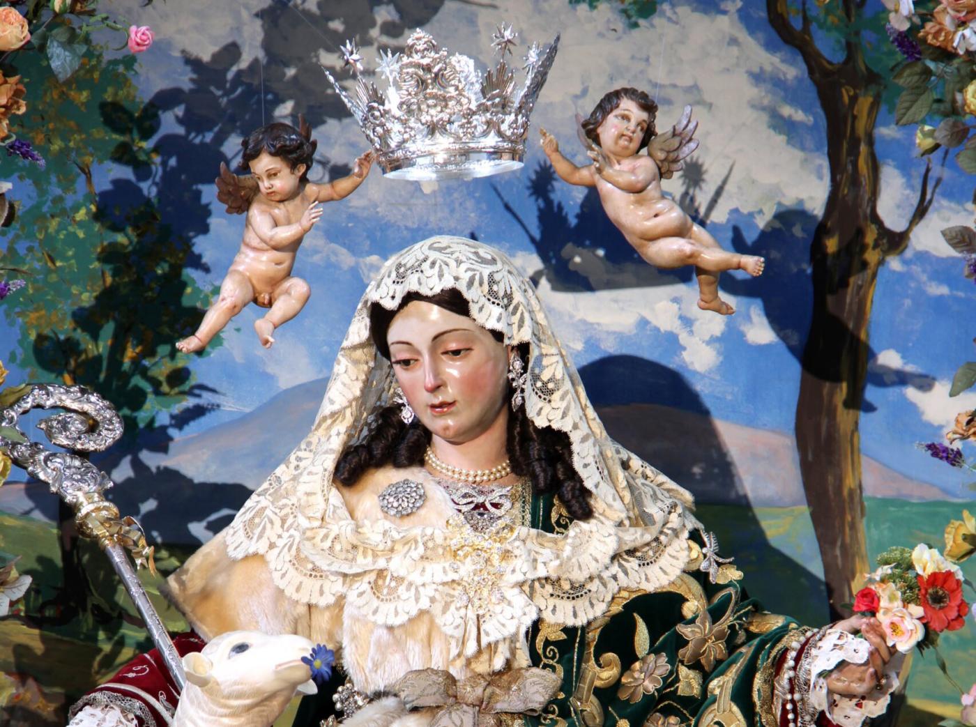 La Divina Pastora luciendo la corona ahora restituida a la Victoria, en 2013