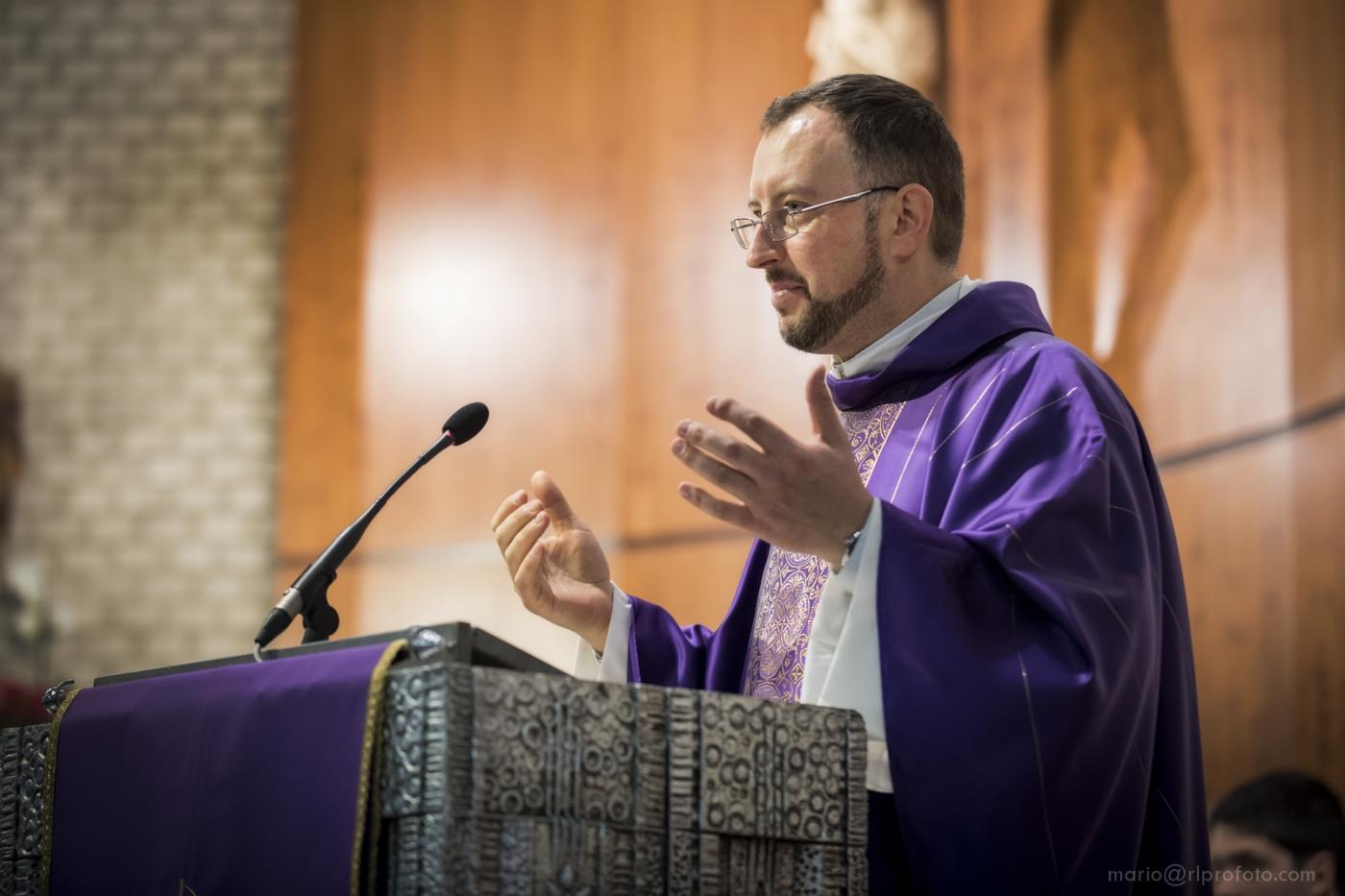 Una oración por la paz en el mundo, con el sacerdote ucraniano Andriy Havlich